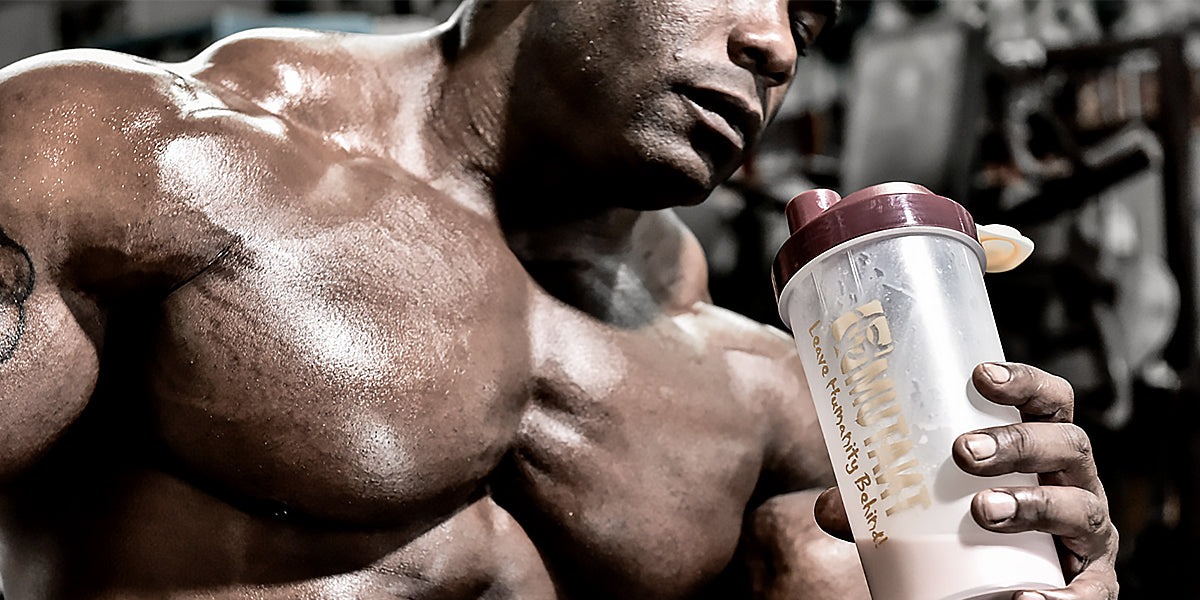 bodybuilder takes casein protein before sleep